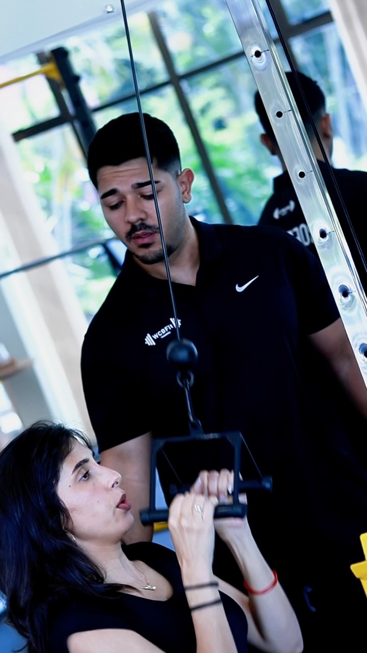 Treinamento com máquina de cabos