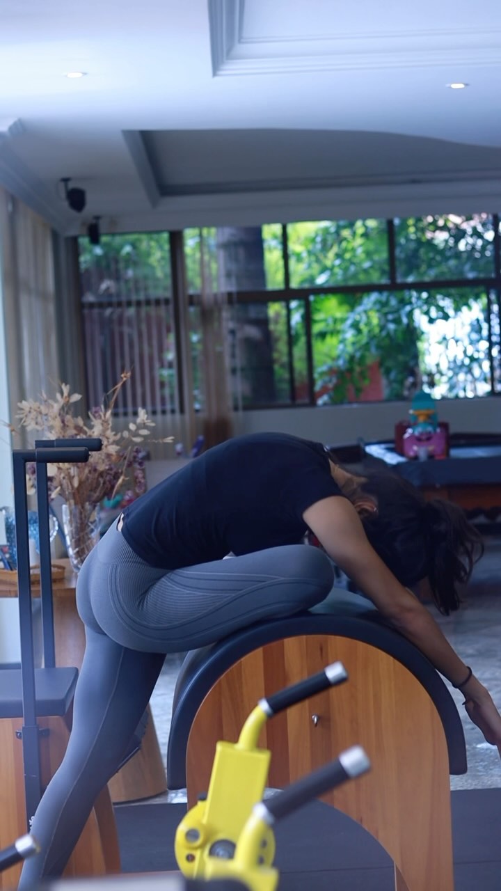 Alongamento com barrel de Pilates