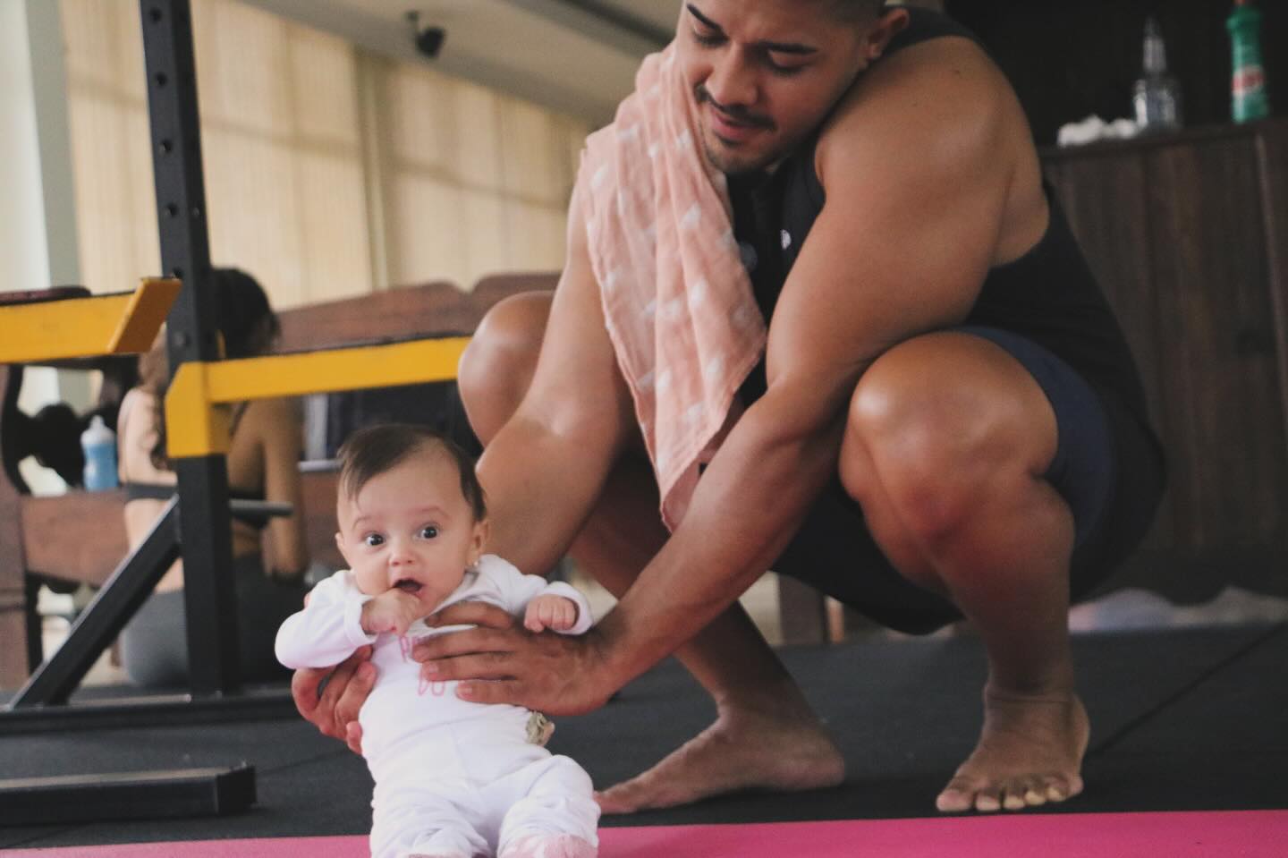 Treinador com bebê mostrando nosso ambiente familiar