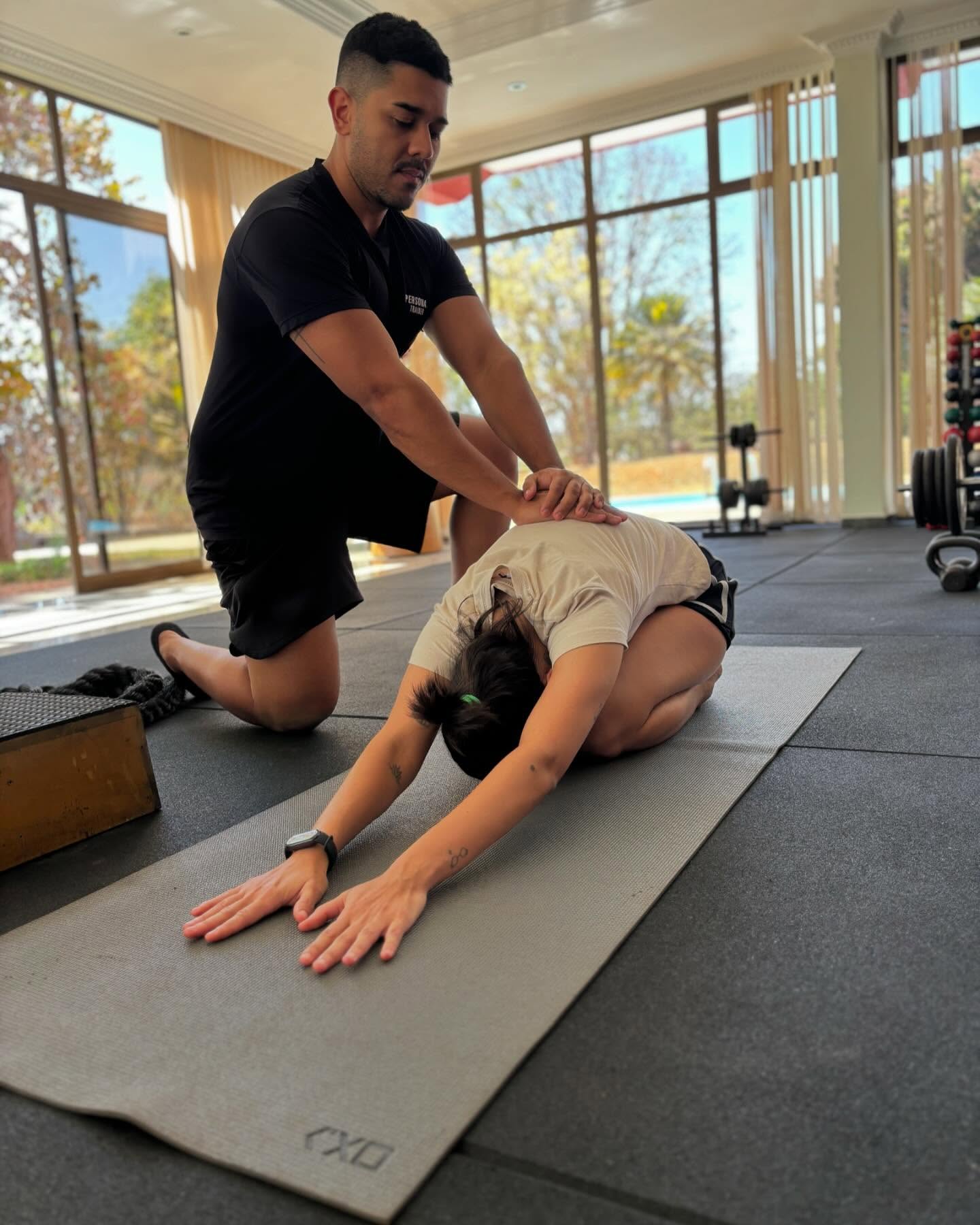 Assistência em postura de yoga